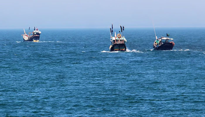 তিন ট্রলারসহ ১৫ জেলেকে ধরে নিয়ে গেল আরাকান আর্মি তিন ট্রলারসহ ১৫ জেলেকে ধরে নিয়ে গেল আরাকান আর্মি