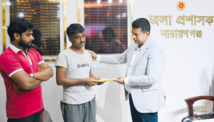 সিদ্ধিরগঞ্জে বিস্ফোরণে দগ্ধ হতাহতদের পরিবারের পাশে জেলা প্রশাসক সিদ্ধিরগঞ্জে বিস্ফোরণে দগ্ধ হতাহতদের পরিবারের পাশে জেলা প্রশাসক