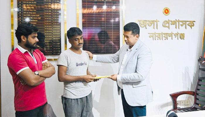 সিদ্ধিরগঞ্জে বিস্ফোরণে হতাহতদের পরিবারের পাশে জেলা প্রশাসক সিদ্ধিরগঞ্জে বিস্ফোরণে হতাহতদের পরিবারের পাশে জেলা প্রশাসক