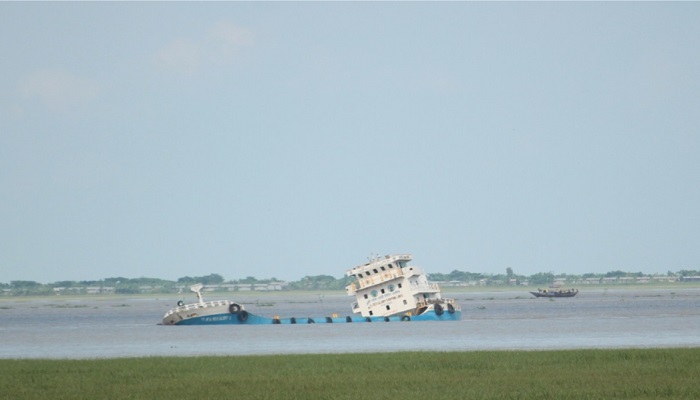 ভোলার মেঘনায় কাঁচামালবাহী জাহাজ ডুবি ভোলার মেঘনায় কাঁচামালবাহী জাহাজ ডুবি