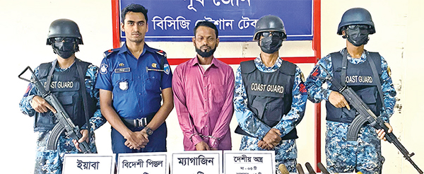 টেকনাফে অস্ত্র-ইয়াবাসহ আটক এক