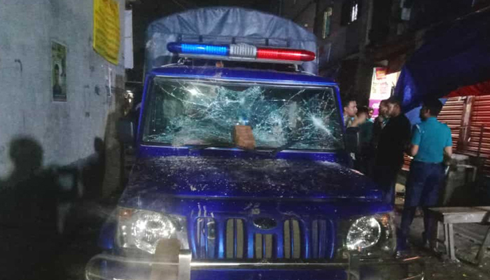 আদাবরে এক পুলিশ সদস্যকে কুপিয়ে জখম