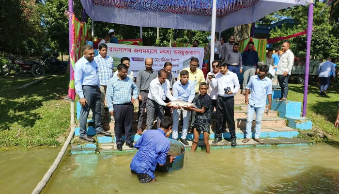 দিনাজপুরের রামসাগরে মৎস্য অবমুক্তকরণে জেলা প্রশাসক দিনাজপুরের রামসাগরে মৎস্য অবমুক্তকরণে জেলা প্রশাসক