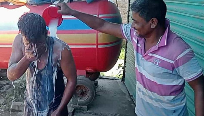 দুধ দিয়ে গোসল করে জুয়া খেলা ছাড়লেন ব্যবসায়ী দুধ দিয়ে গোসল করে জুয়া খেলা ছাড়লেন ব্যবসায়ী