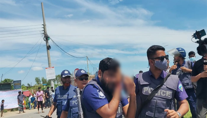 উচ্ছেদ অভিযানকালে দখলদারদের হামলায় পুলিশ আহত, আটক ৩ উচ্ছেদ অভিযানকালে দখলদারদের হামলায় পুলিশ আহত, আটক ৩