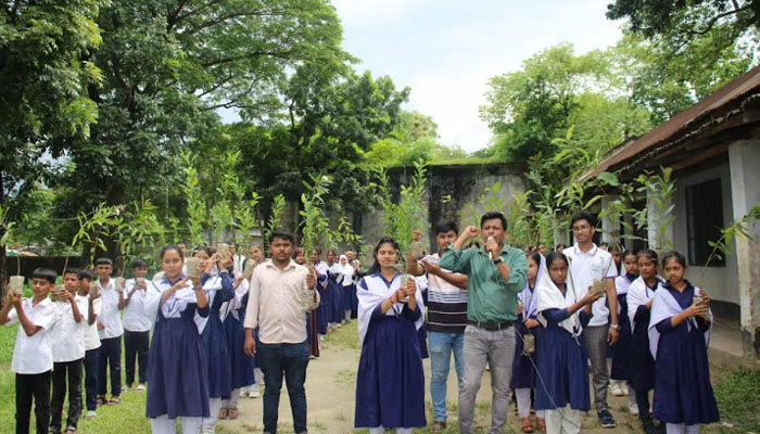 ব্রাহ্মণবাড়িয়ায় টিফিনের টাকায় গাছের চারা বিতরণ ব্রাহ্মণবাড়িয়ায় টিফিনের টাকায় গাছের চারা বিতরণ