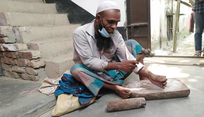 বাপ-দাদার পেশায় আঁকড়ে কষ্টে চলছে কালামের জীবন বাপ-দাদার পেশায় আঁকড়ে কষ্টে চলছে কালামের জীবন