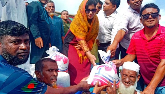 তাড়াইলের হাওরাঞ্চলে চাল বিতরণ করলেন ইউএনও পপি তাড়াইলের হাওরাঞ্চলে চাল বিতরণ করলেন ইউএনও পপি