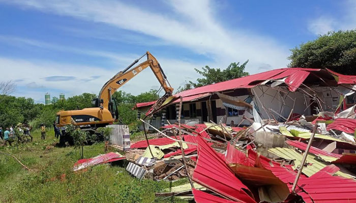 বাঁকখালী তীরে উচ্ছেদ অভিযানে হামলা, পুলিশ সদস্য আহত বাঁকখালী তীরে উচ্ছেদ অভিযানে হামলা, পুলিশ সদস্য আহত