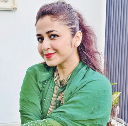 অটোগ্রাফ দিয়ে উচ্ছ্বসিত ফারিয়া অটোগ্রাফ দিয়ে উচ্ছ্বসিত ফারিয়া