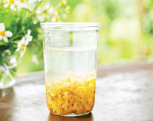 কিশমিশ ভেজানো পানি কিশমিশ ভেজানো পানি