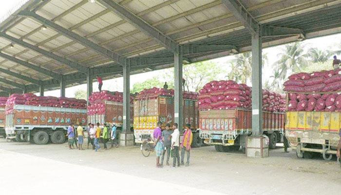 বেনাপোল দিয়ে এলো ৬০ টন পেঁয়াজ, বাজারে কমছে দাম বেনাপোল দিয়ে এলো ৬০ টন পেঁয়াজ, বাজারে কমছে দাম
