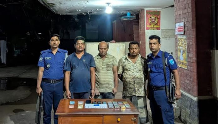 বোয়ালমারীতে ইয়াবাসহ ৩ মাদক কারবারি আটক বোয়ালমারীতে ইয়াবাসহ ৩ মাদক কারবারি আটক