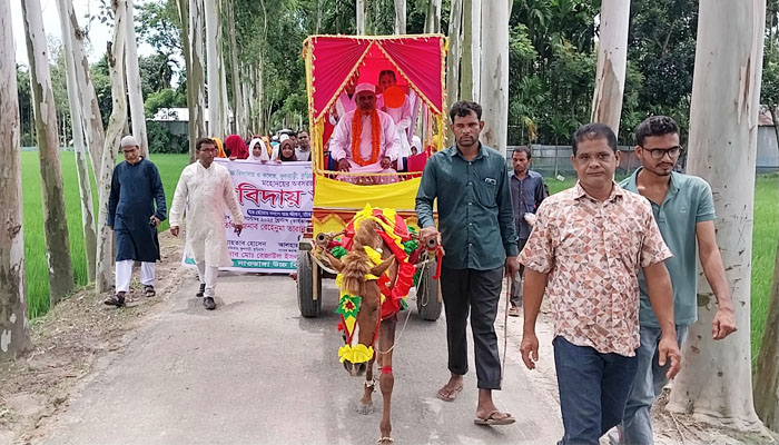 সদ্য অবসরপ্রাপ্ত শিক্ষককে ঘোড়ার গাড়িতে রাজকীয় বিদায়