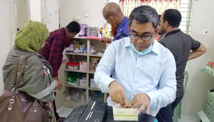 চুয়াডাঙ্গায় ২ ক্লিনিকে মেয়াদোত্তীর্ণ রিএজেন্ট, জরিমানা চুয়াডাঙ্গায় ২ ক্লিনিকে মেয়াদোত্তীর্ণ রিএজেন্ট, জরিমানা