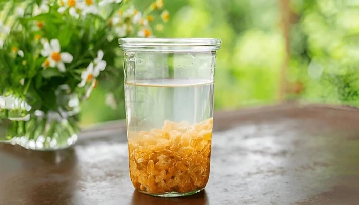 কিশমিশ ভেজানো পানি কিশমিশ ভেজানো পানি