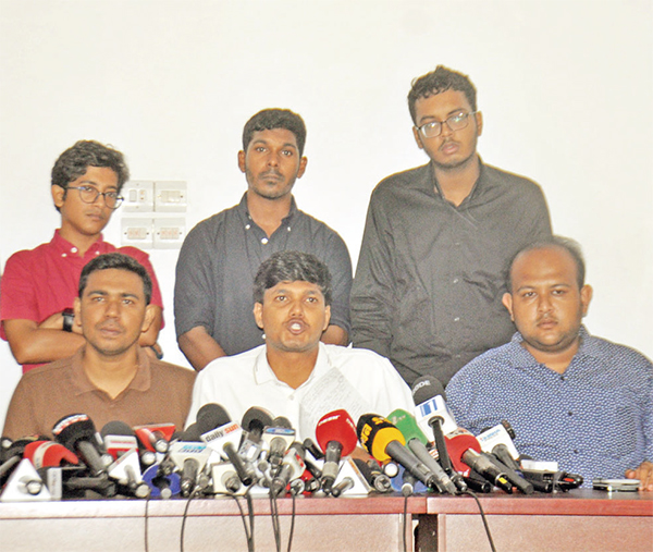 ভিপি প্রার্থী ছাত্রদলের আবিদুল ইসলাম খান প্রেস ব্রিফিংয়ে বক্তব্য রাখেন