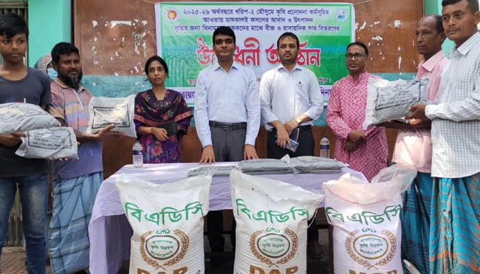 হাকিমপুরে কৃষকদের মাঝে বিনামূল্যে বীজ ও সার বিতরণ