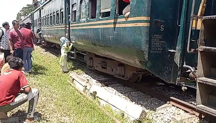ব্রাহ্মণবাড়িয়ায় তিতাস ট্রেন লাইনচ্যুত, নিরাপদে যাত্রীরা ব্রাহ্মণবাড়িয়ায় তিতাস ট্রেন লাইনচ্যুত, নিরাপদে যাত্রীরা