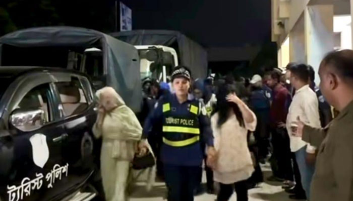 কক্সবাজার কটেজ জোনে অনৈতিক কর্মকাণ্ড, ১৩ তরুণ-তরুণী আটক কক্সবাজার কটেজ জোনে অনৈতিক কর্মকাণ্ড, ১৩ তরুণ-তরুণী আটক