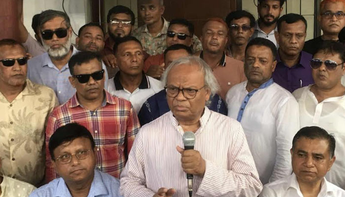 হাসিনার বর্বর যুগ থেকে ফিরে অন্ধকারে যেতে চাই না: রিজভী হাসিনার বর্বর যুগ থেকে ফিরে অন্ধকারে যেতে চাই না: রিজভী