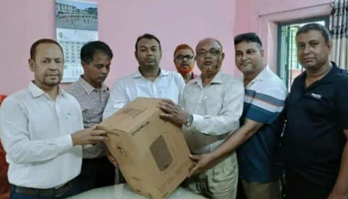 সিরাজগঞ্জে ৭৪ প্রাথমিক বিদ্যালয়ে সাউন্ড সিস্টেম বিতরণ সিরাজগঞ্জে ৭৪ প্রাথমিক বিদ্যালয়ে সাউন্ড সিস্টেম বিতরণ