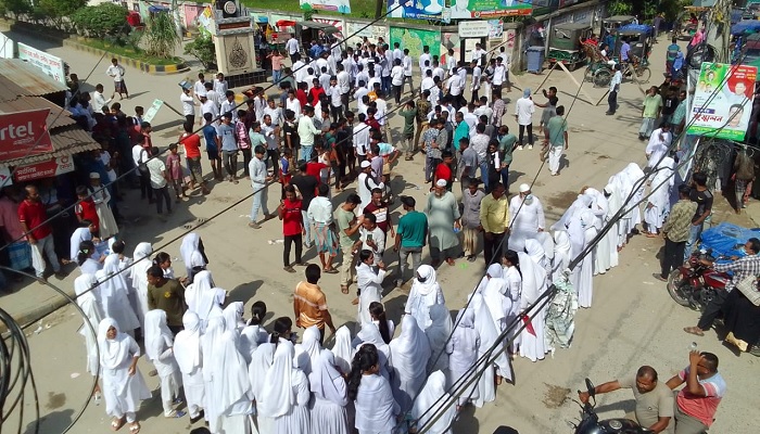 হোসেনপুরে শিক্ষককে মারধরের প্রতিবাদে শিক্ষার্থীদের সড়ক অবরোধ হোসেনপুরে শিক্ষককে মারধরের প্রতিবাদে শিক্ষার্থীদের সড়ক অবরোধ