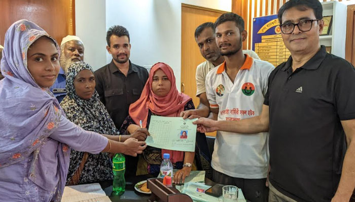 নকলায় ভিডব্লিউবি কর্মসূচির নতুন কার্ড বিতরণ