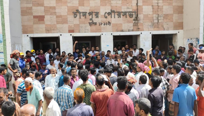 চাঁদপুরে রিকশা মালিক-শ্রমিকদের বিক্ষোভ চাঁদপুরে রিকশা মালিক-শ্রমিকদের বিক্ষোভ