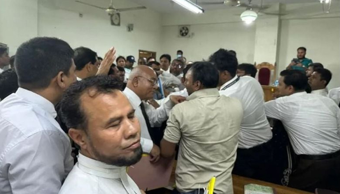 আদালতে আইনজীবীর ঘুষিতে সাংবাদিক আহত আদালতে আইনজীবীর ঘুষিতে সাংবাদিক আহত