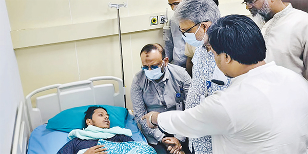 নুর, মেঘমল্লার ও নাজমুলকে দেখতে হাসপাতালে ঢাবি ভিসি