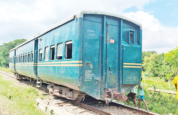 তিতাস কমিউটার ট্রেনের একটি বগির চাকা লাইনচ্যুত তিতাস কমিউটার ট্রেনের একটি বগির চাকা লাইনচ্যুত
