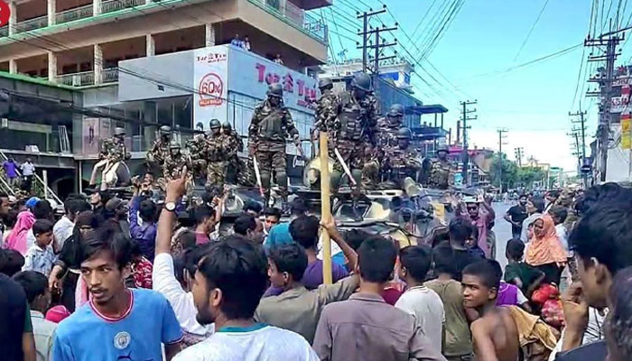 উচ্ছেদ অভিযানকালে প্রতিরোধের মুখে বিআইডব্লিউটিএসহ প্রশাসন উচ্ছেদ অভিযানকালে প্রতিরোধের মুখে বিআইডব্লিউটিএসহ প্রশাসন