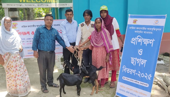 কালীগঞ্জে দরিদ্রদের মাঝে বিনামূল্যে ব্ল্যাক বেঙ্গল ছাগল বিতরণ