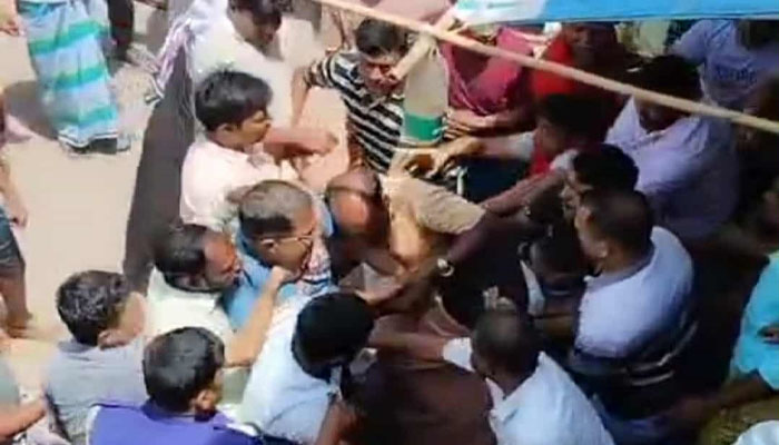 সোনারগাঁওয়ে পুলিশের ওপর হামলা চালিয়ে আসামী ছিনতাই সোনারগাঁওয়ে পুলিশের ওপর হামলা চালিয়ে আসামী ছিনতাই