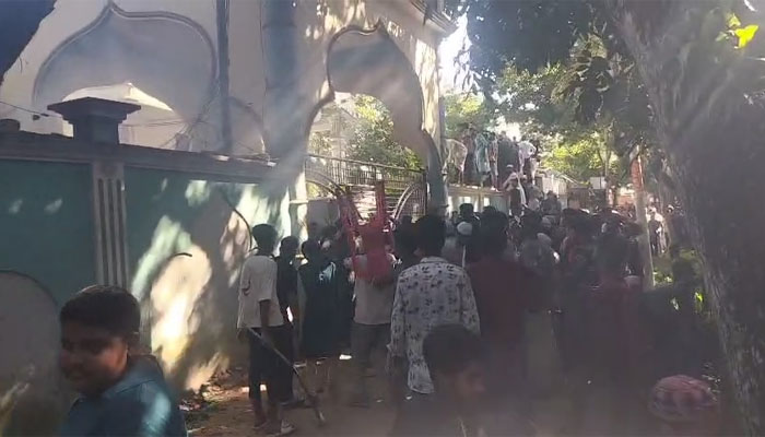 নূরাল পাগলের মাজার ভাঙচুর ও মরদেহ পুড়িয়ে দিল জনতা নূরাল পাগলের মাজার ভাঙচুর ও মরদেহ পুড়িয়ে দিল জনতা