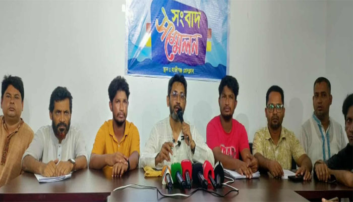 হাজীগঞ্জে বিএনপি নেতাদের অপপ্রচারের বিরুদ্ধে সংবাদ সম্মেলন হাজীগঞ্জে বিএনপি নেতাদের অপপ্রচারের বিরুদ্ধে সংবাদ সম্মেলন