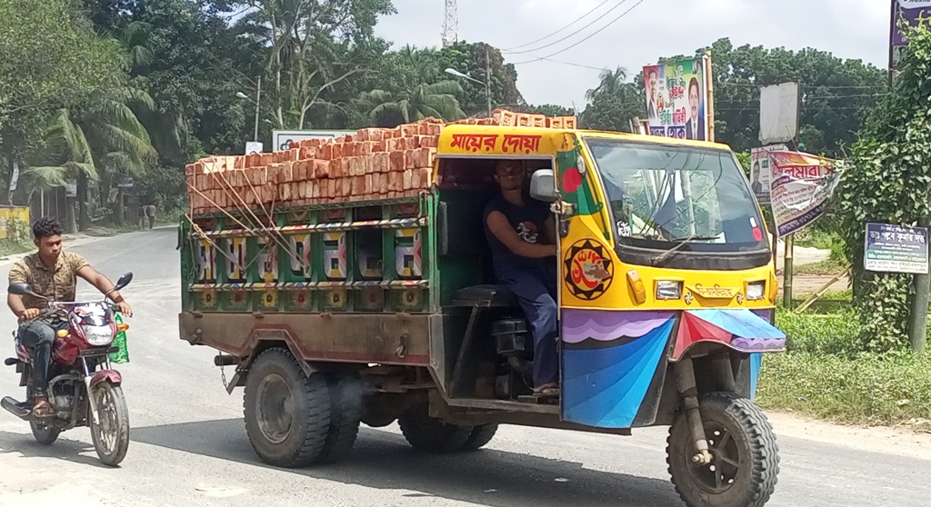 বোয়ালমারীতে দাপিয়ে বেড়াচ্ছে অবৈধ যান বোয়ালমারীতে দাপিয়ে বেড়াচ্ছে অবৈধ যান