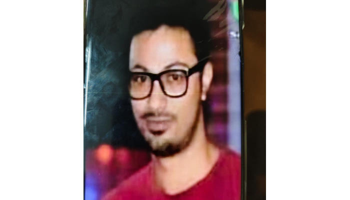 বেনাপোলে ছাত্রলীগ নেতাকে আটক করে পুলিশে দিল জনতা বেনাপোলে ছাত্রলীগ নেতাকে আটক করে পুলিশে দিল জনতা