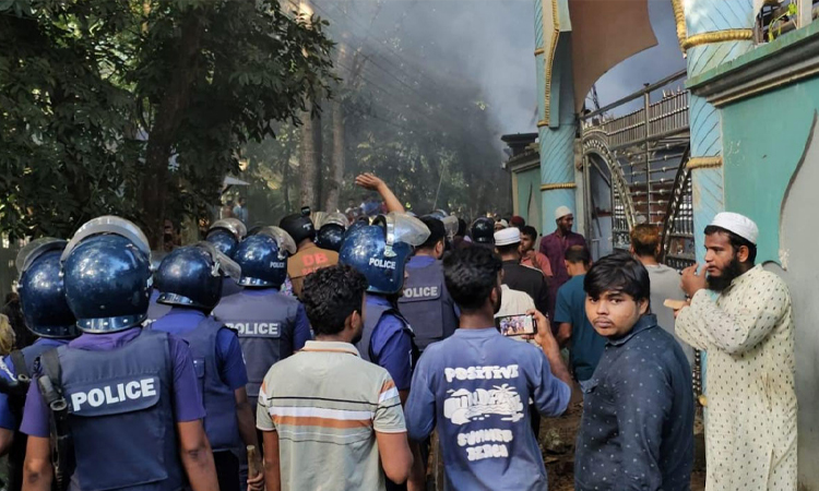 রাজবাড়ীতে পুলিশের ওপর হামলার ঘটনায় ৩৫০০ জনের বিরুদ্ধে মামলা রাজবাড়ীতে পুলিশের ওপর হামলার ঘটনায় ৩৫০০ জনের বিরুদ্ধে মামলা