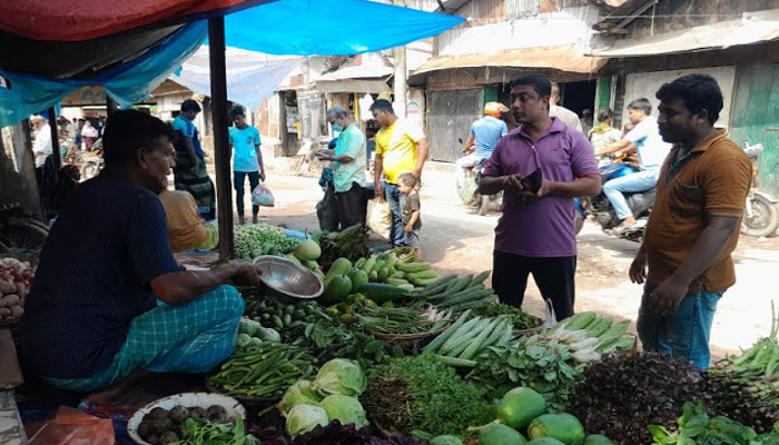 চুয়াডাঙ্গায় সবজির দাম এখনো চড়া; উত্তাপ আমিষ ও মুদি পণ্যে চুয়াডাঙ্গায় সবজির দাম এখনো চড়া; উত্তাপ আমিষ ও মুদি পণ্যে