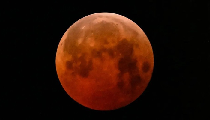 আজ রাতভর চলবে পূর্ণগ্রাস চন্দ্রগ্রহণ আজ রাতভর চলবে পূর্ণগ্রাস চন্দ্রগ্রহণ