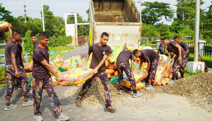 ট্রাকের পাথরের নিচ থেকে ভারতীয় চোরাচালানী পণ্য জব্দ ট্রাকের পাথরের নিচ থেকে ভারতীয় চোরাচালানী পণ্য জব্দ