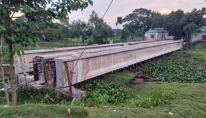 কিশোরগঞ্জে নদীর গতিপথ বন্ধ করে সেতু নির্মাণের অভিযোগ কিশোরগঞ্জে নদীর গতিপথ বন্ধ করে সেতু নির্মাণের অভিযোগ