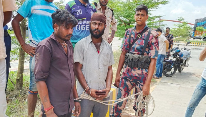 বেনাপোল বন্দরে ভারতীয় ট্রাক থেকে পিস্তলসহ আটক ২ বেনাপোল বন্দরে ভারতীয় ট্রাক থেকে পিস্তলসহ আটক ২