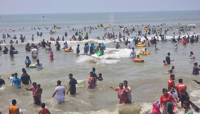 কক্সবাজার সৈকতে গোসলে নেমে পর্যটক নিখোঁজ কক্সবাজার সৈকতে গোসলে নেমে পর্যটক নিখোঁজ