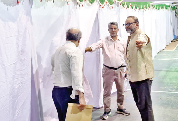 ঢাবি উপাচার্যের ভোটকেন্দ্র পরিদর্শন