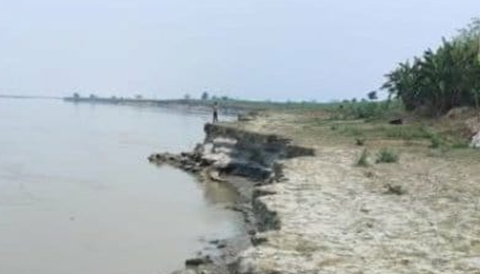 সিরাজগঞ্জের চরাঞ্চলে ভাঙন শুরু, ক্ষতিগ্রস্ত অনেক পরিবার সিরাজগঞ্জের চরাঞ্চলে ভাঙন শুরু, ক্ষতিগ্রস্ত অনেক পরিবার