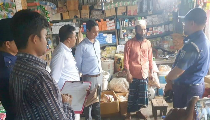 কুড়িগ্রামে সারের দাম বেশি নেয়ায় ডিলারের অর্থদণ্ড কুড়িগ্রামে সারের দাম বেশি নেয়ায় ডিলারের অর্থদণ্ড