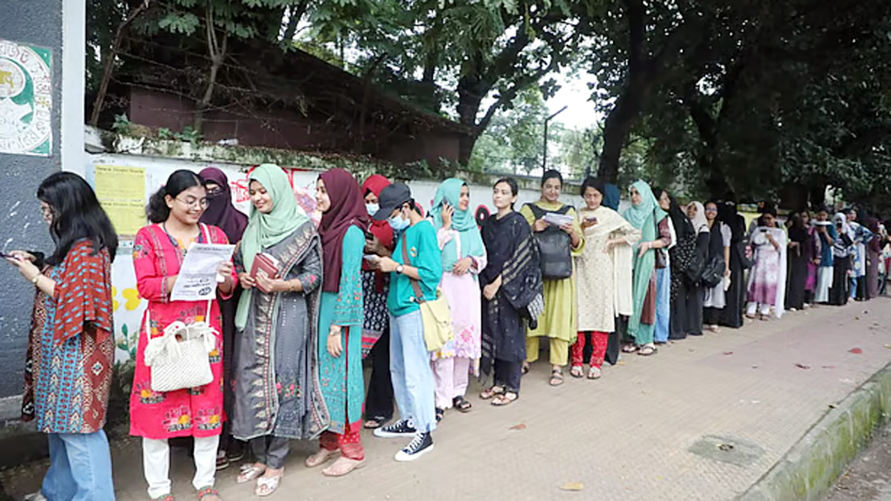 ডাকসুর ভোটগ্রহণ শুরু